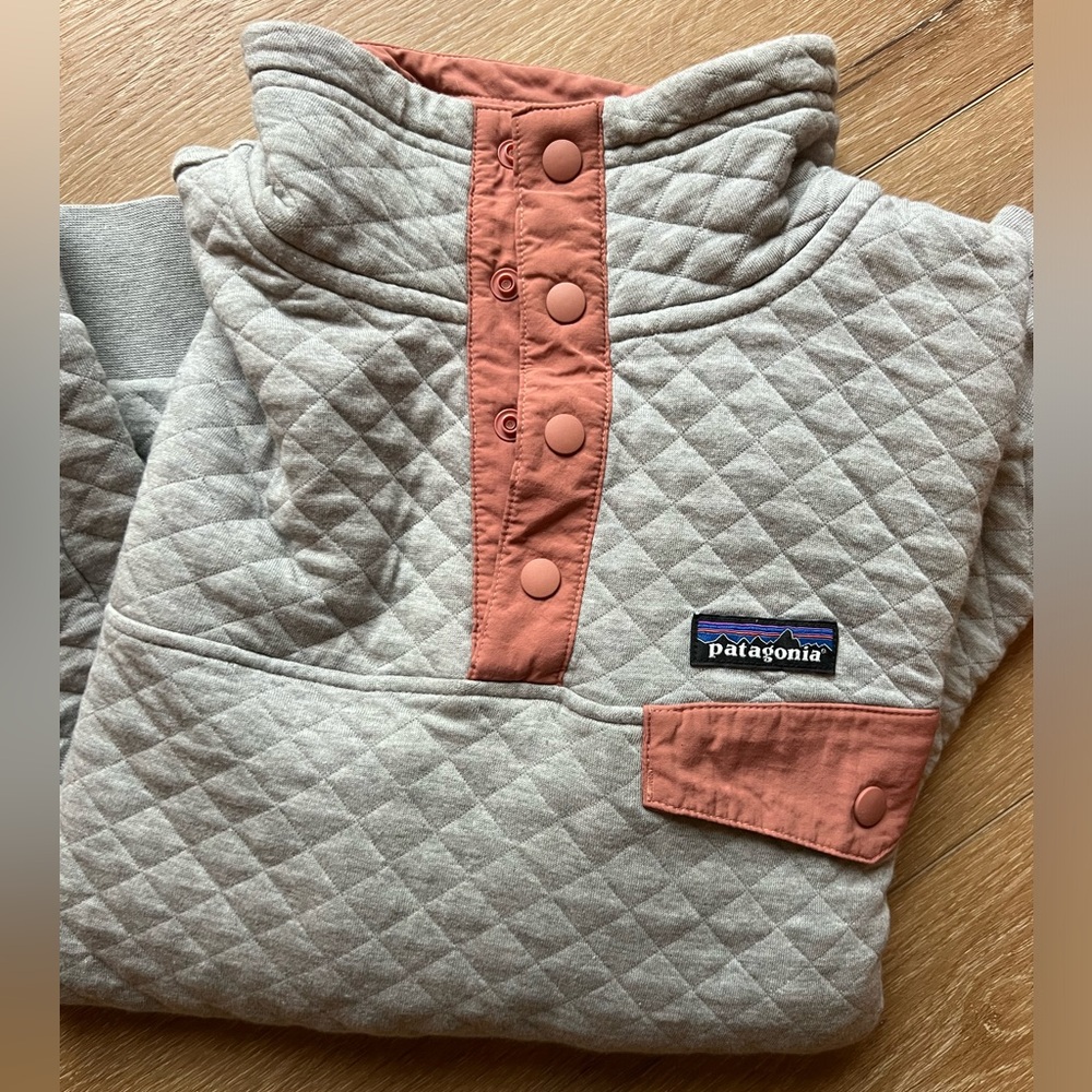 Patagonia grey w rose snaps pullover. Small